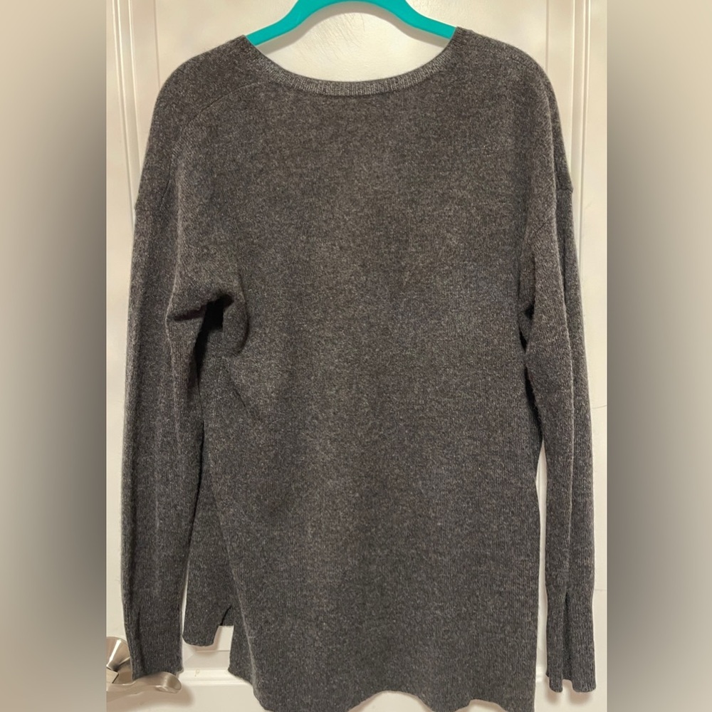 Halogen Cashmere Sweater Womens Large Gray V-Neck Long Sleeve Pullover Preppy - Picture 2 of 8